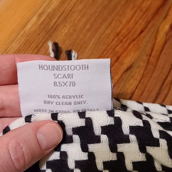 NWT houndstooth scarf - Picture 5 of 6